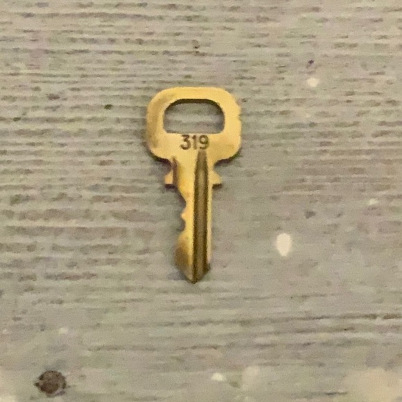 Louis Vuitton Brass '319' Padlock in Goldtone with Goldtone Key [m] - Picture 9 of 9